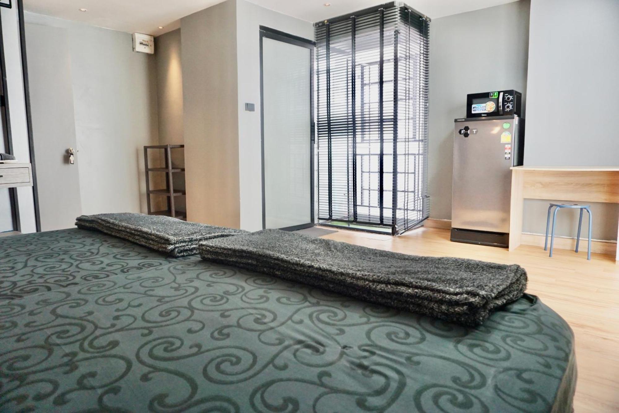 Hip And Funky Apartment Silom Soi 3, With Rooftop View 曼谷 外观 照片